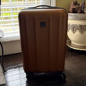 Skyline copper Hardside Suitcase with Spinner wheels.